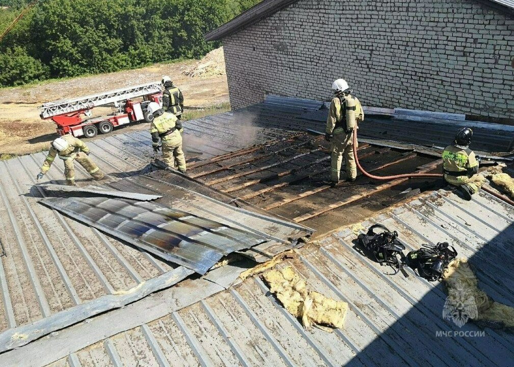 В Кирове горел утеплитель на крыше котельной