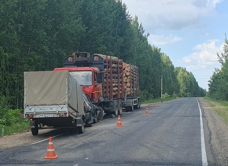 В Белохолуницком районе произошло лобовое столкновение лесовоза и внедорожника
