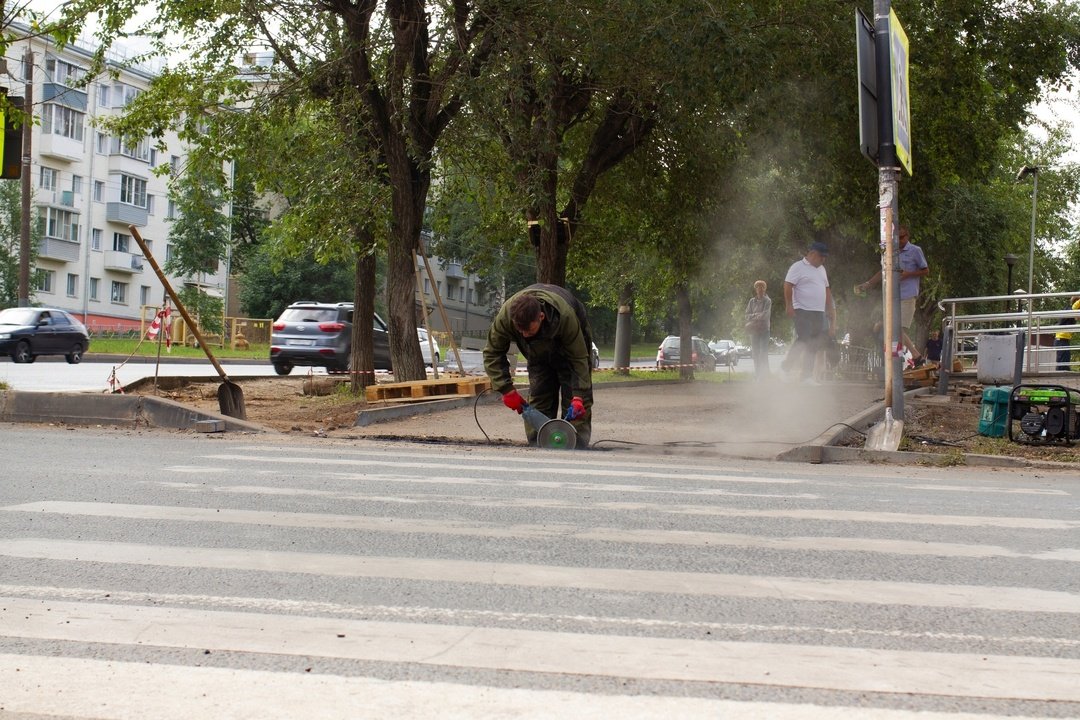 В Кирове ремонтируют подходы к пешеходному переходу в районе перекрёстка улиц Ленина и Хлыновская
