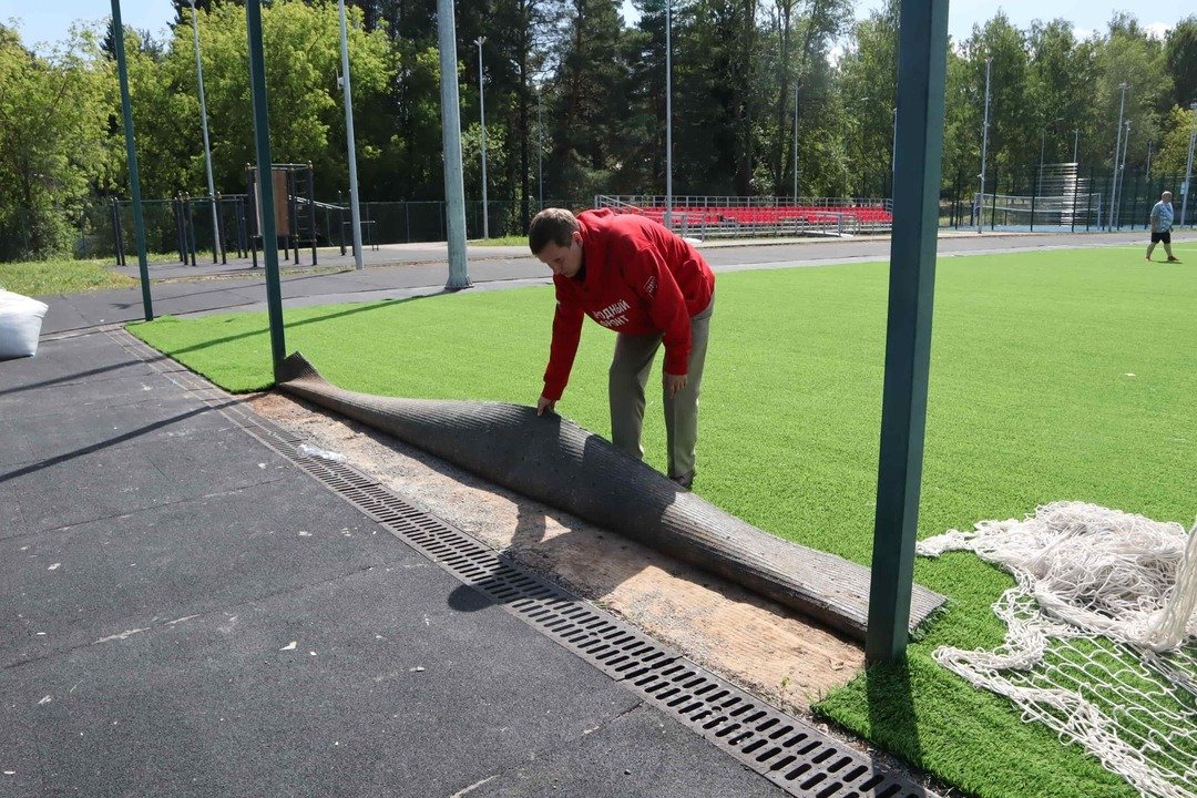 Качество футбольного поля на «умной» спортплощадке в Нововятске вызывает вопросы и беспокойство