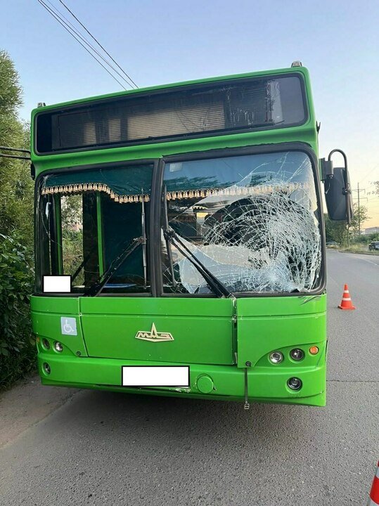 В Кирове велосипедист попал под автобус