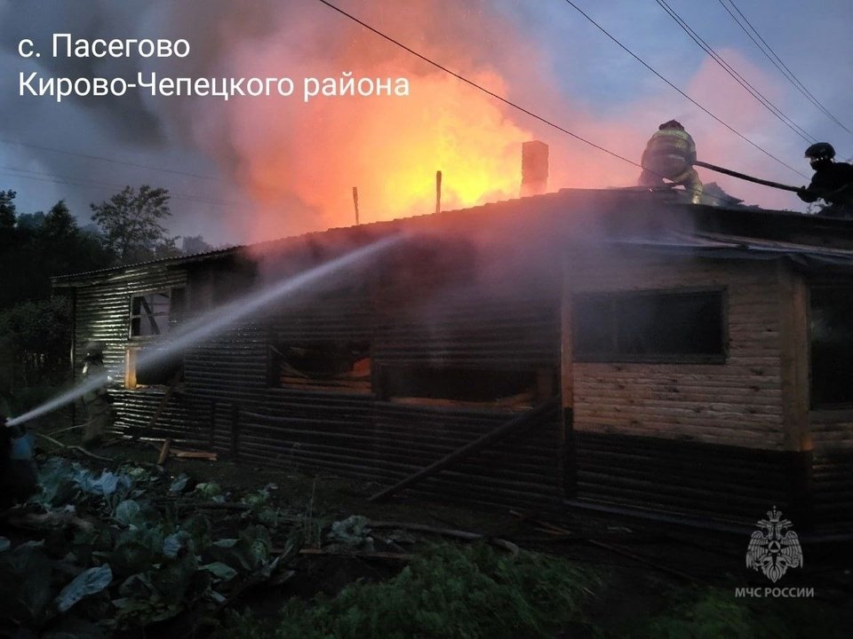 Неисправность электрооборудования привела к пожару в двухквартирном доме в Пасегово