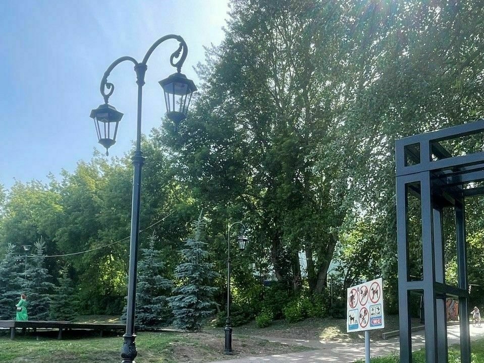 Александровский сад освещают более ста новых фонарей