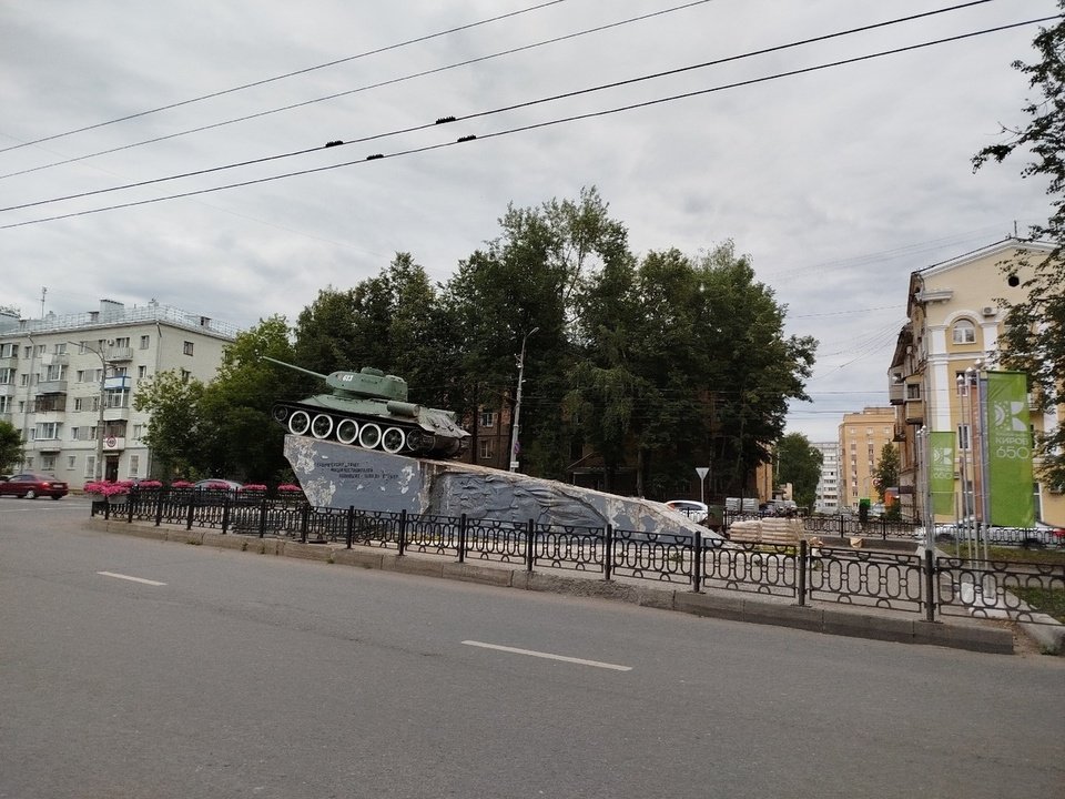 Танк на Октябрьском проспекте ждет реставрация