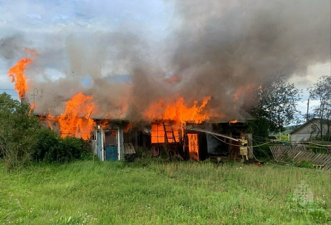 В Суне горел трёхквартирный деревянный дом