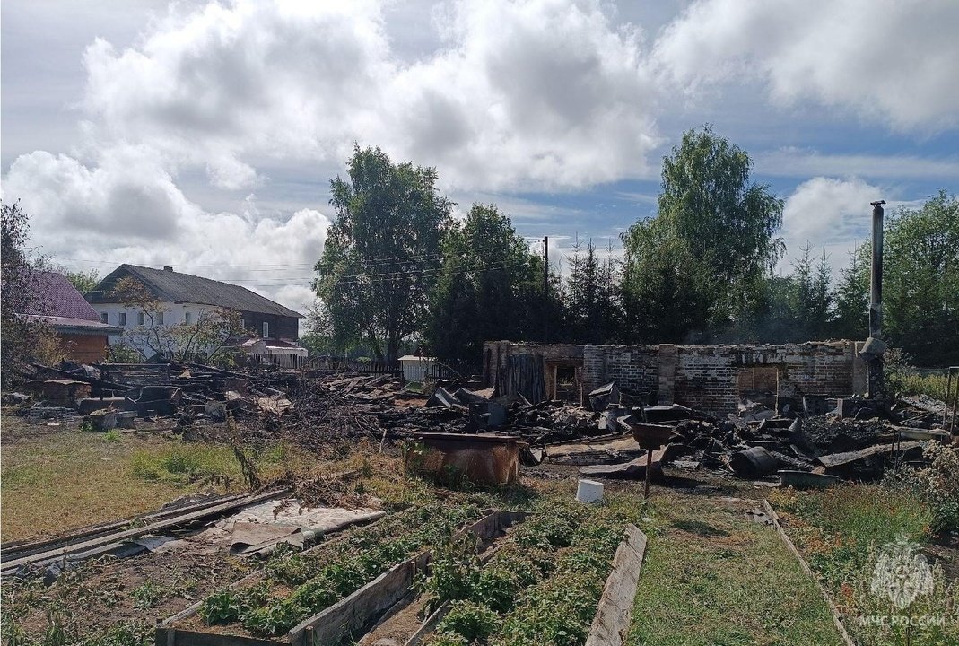 В Слободском районе ночью сгорели два дома и баня