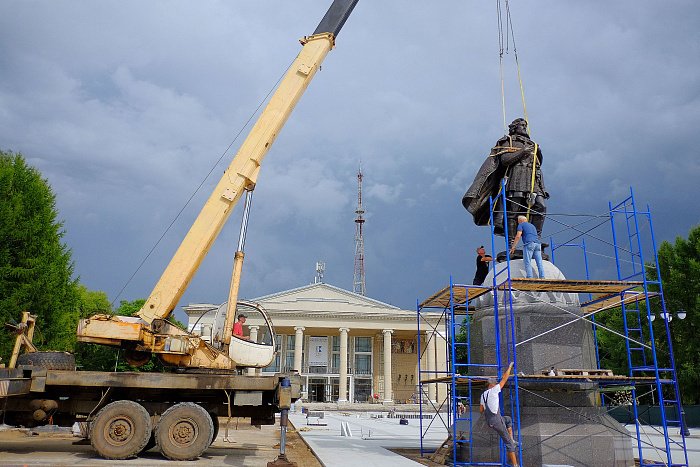 В Кирове началась установка памятника Александру Невскому