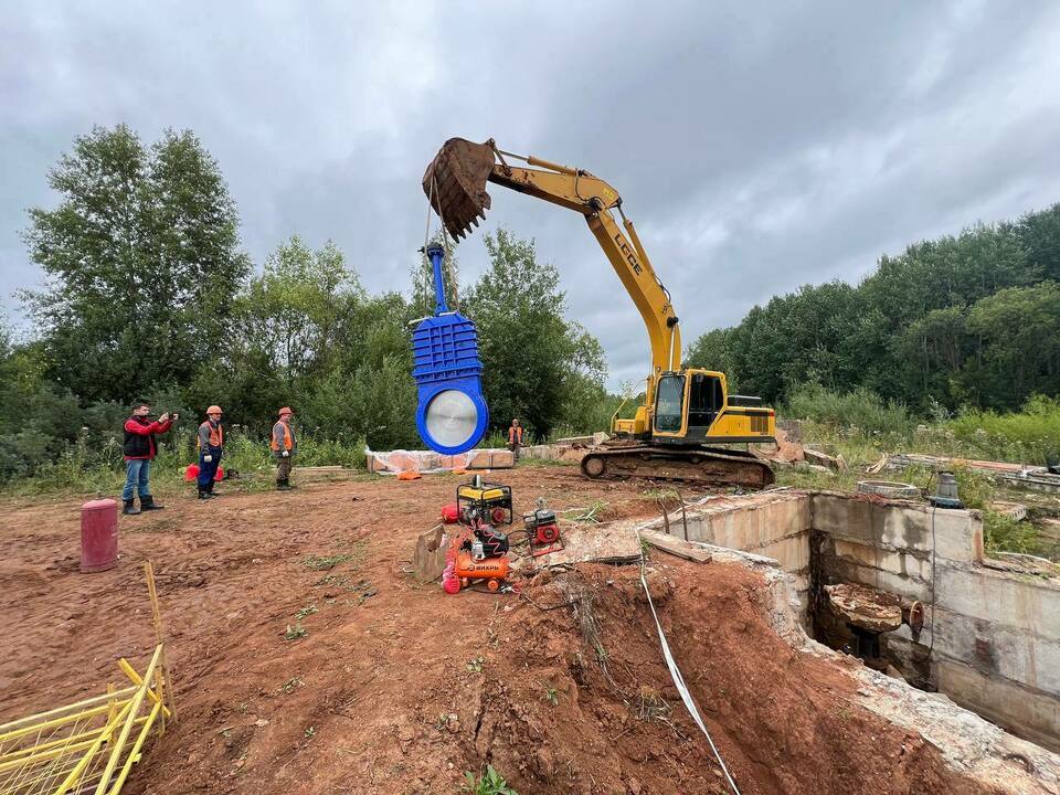 «Водоканал» готовится заменить шиберный затвор на самом большом городском коллекторе