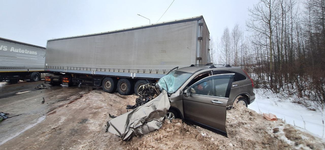 В Орловском районе в ДТП с грузовиком пострадали 2 человека