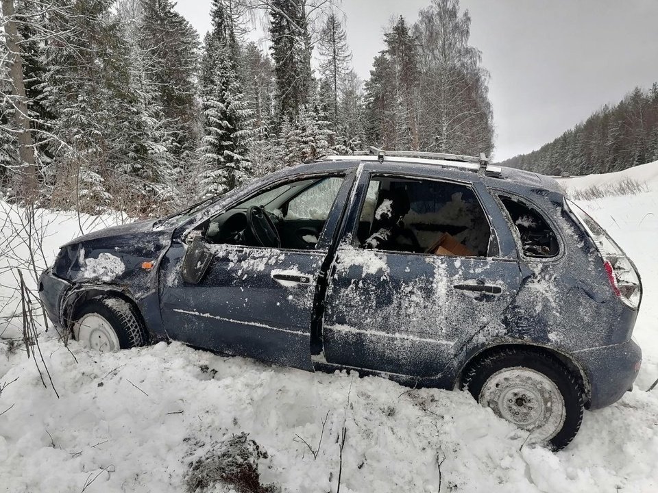 В Кировской области на трассе опрокинулись два автомобиля