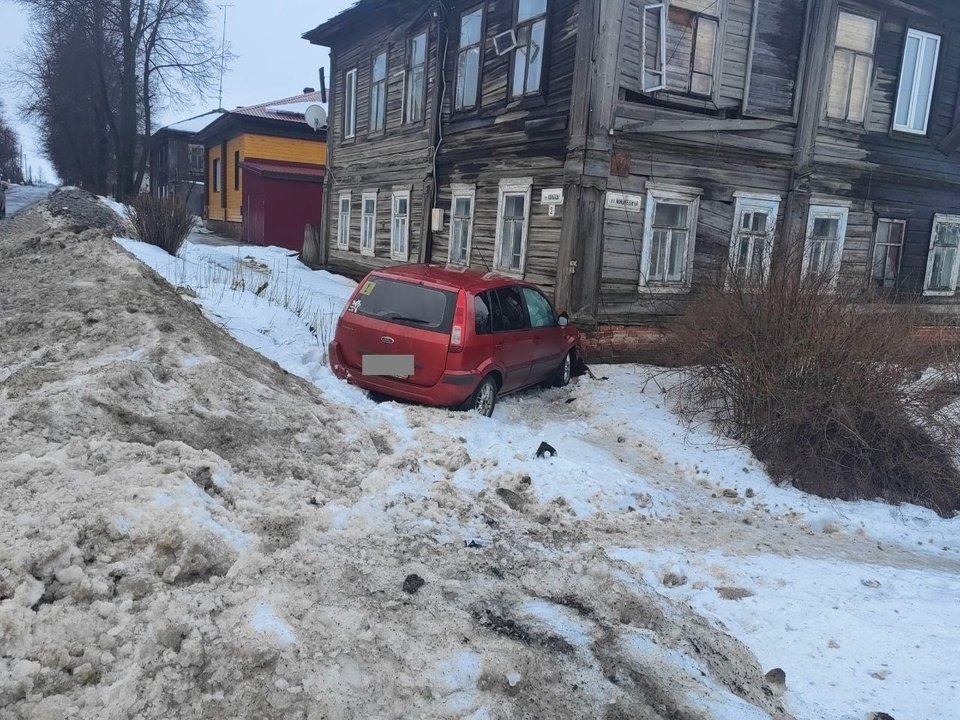 В Яранске водитель «Форда» протаранил дом