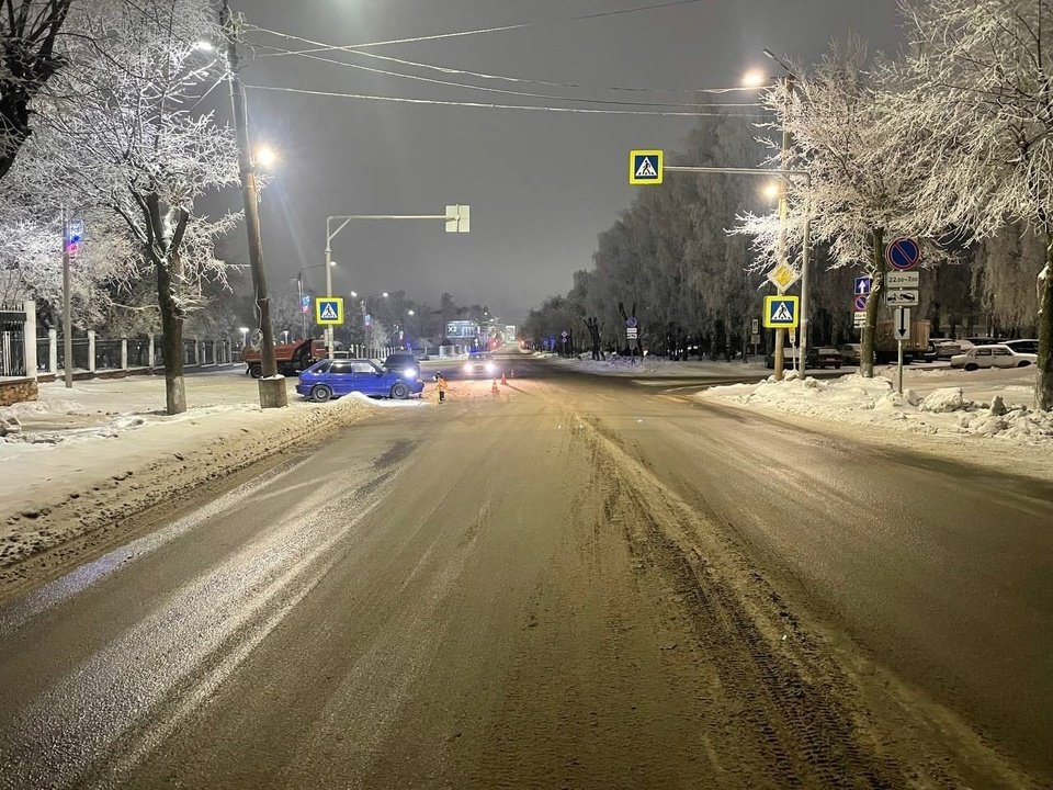 Юная автоледи на «четырнадцатой» врезалась в дорожный знак на Горького