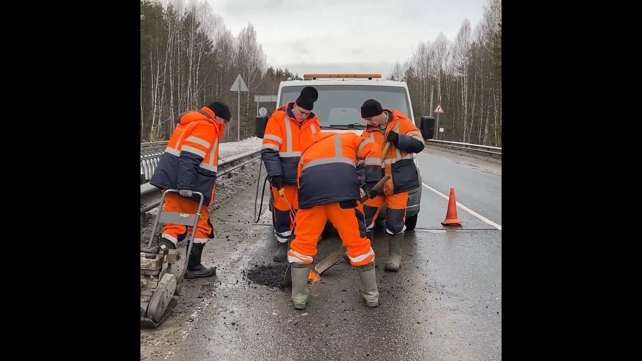 На региональных дорогах продолжается ямочный ремонт