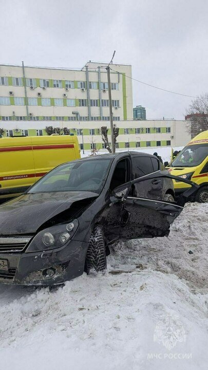 Одного из пострадавших в ДТП на Солнечной из машины вытащили спасатели