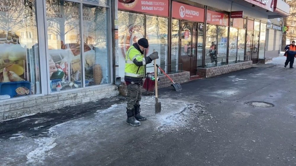 Перед кировскими коммунальщиками стоит задача расчистить пешеходные части до твердого основания