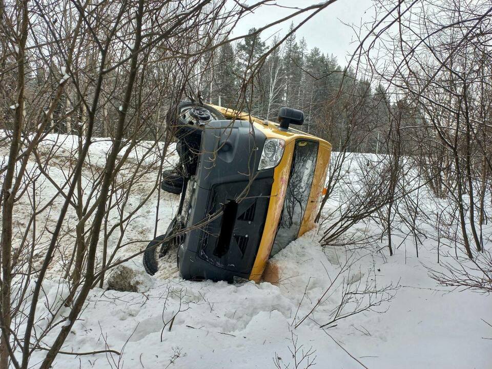 В Кирово-Чепецком районе «Форд» отправил школьный автобус в кювет