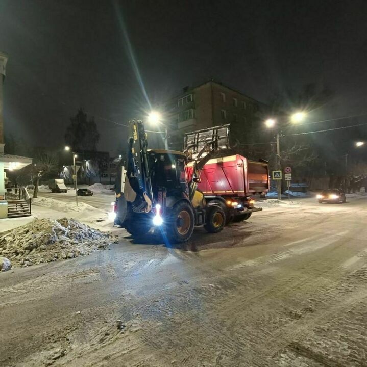 Стало известно, с каких улиц вывезут снег будущей ночью