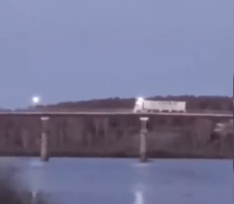 На пешеходном мосту в Советске заметили фуру