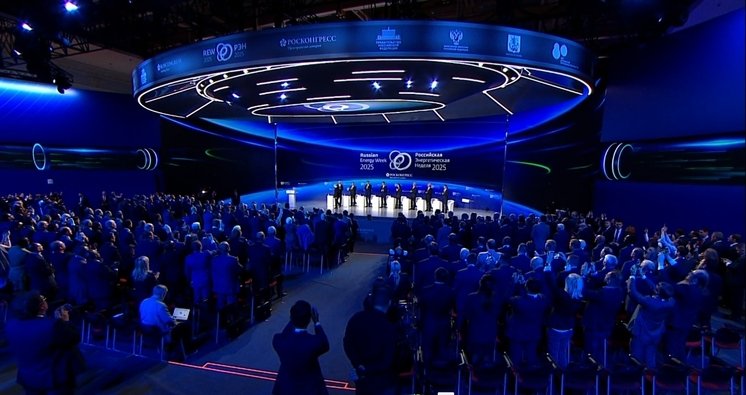 Стоп кадр с Пленарного заседания Международного форума"Российская энергетическая неделя" http://kremlin.ru/events/president/news/78233/photos