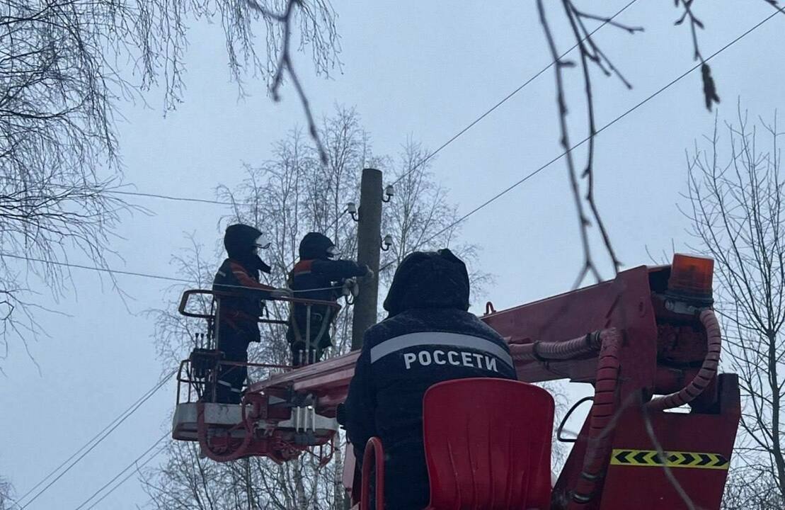 Кировские энергетики восстанавливают нарушенное сильным снегопадом электроснабжение небольшой части потребителей региона